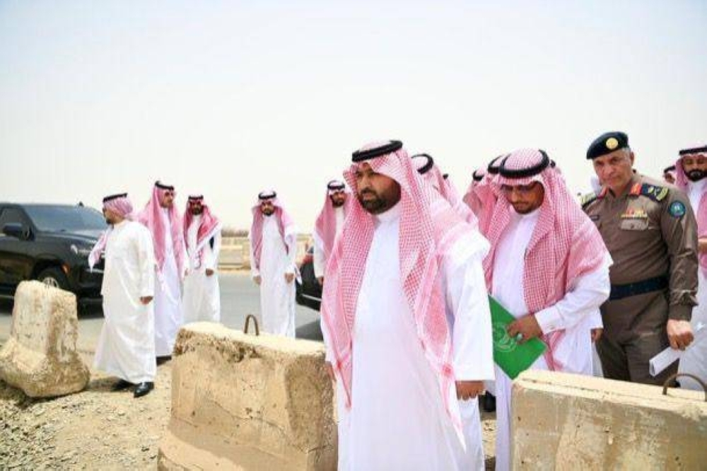 أمير جازان يتفقد محافظة أبو عريش ويلتقي المشايخ والأهالي