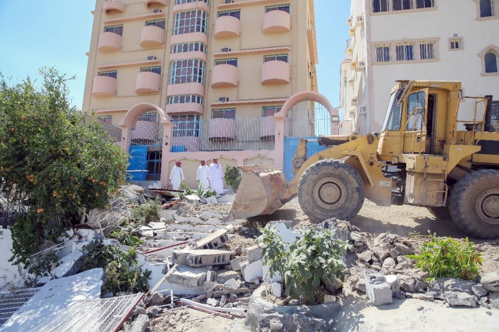 أمانة الطائف تزيل تعدياً على شارع بمخطط الشطبة