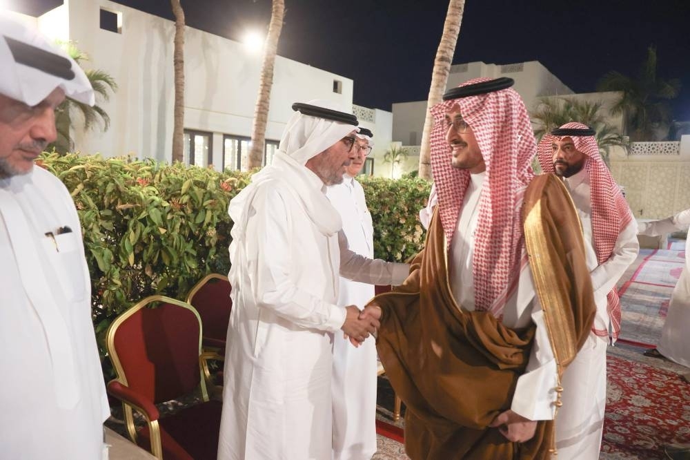 فيصل بن محمد يعزّي أسرة جمجوم في فقيدها