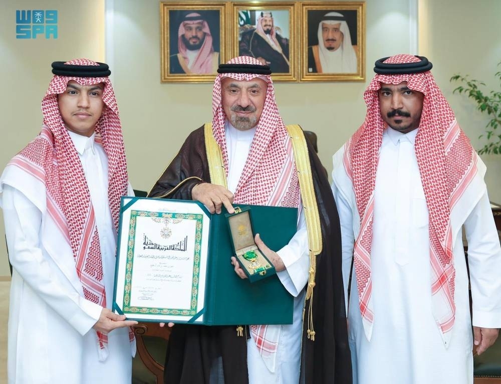 أمير نجران يسلّم شاباً وسام الملك عبدالعزيز لتبرعه بإحدى كليتيه لشقيقه