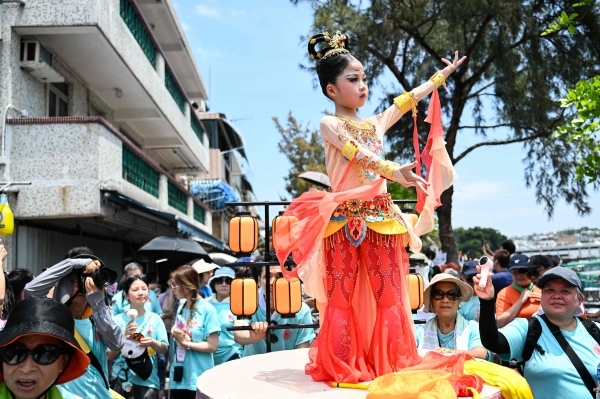 Traditional culture, fancy dress meet at Hong Kong's raucous bun festival