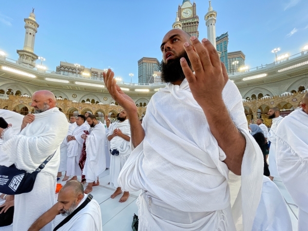 Hajj pilgrims gather in Mecca under scorching desert sun