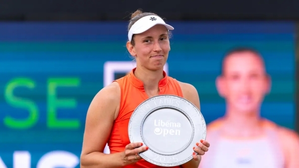 Mertens beats Ruse to win Den Bosch title in Singapore Open
