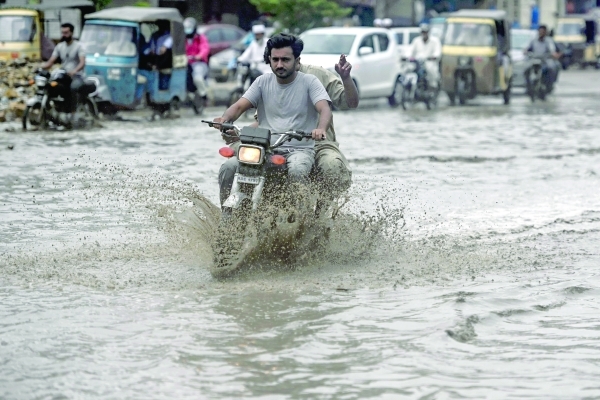 Pakistan flash floods and heavy rain kill 32