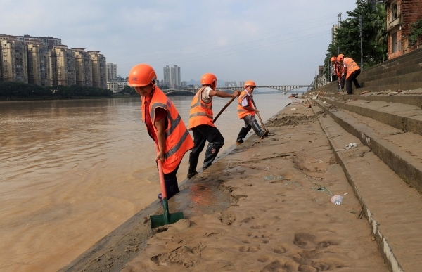 Chinese cities fight floods unleashed by record rain