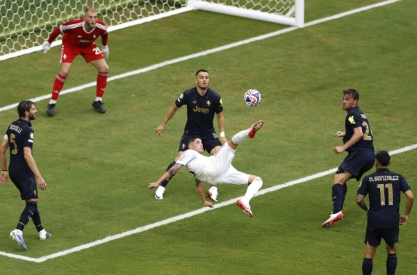 Real Madrid, Dortmund into CWC quarters