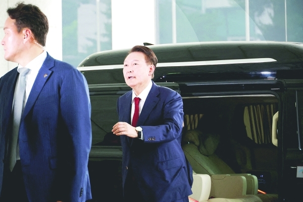South Korea investigators seek to arrest Yoon
