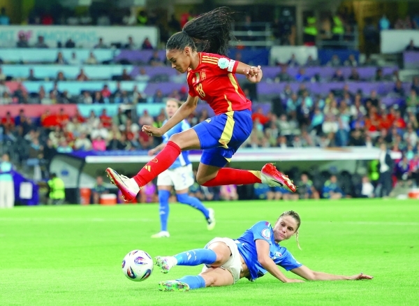 Spain beat Italy 3-1 as both qualify for quarters