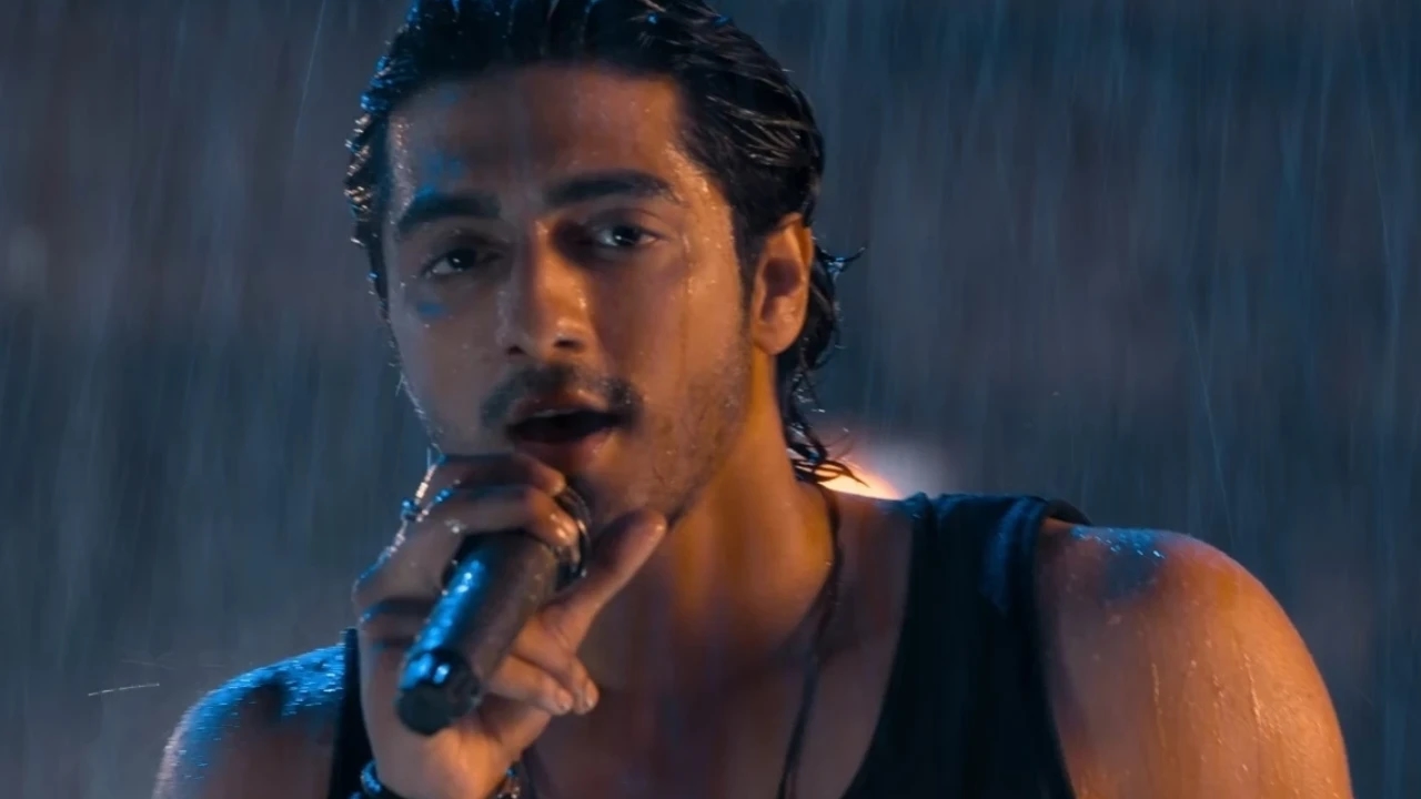 Saiyaara Advance Booking Update: Ahaan Panday and Aneet Padda's musical breaks loose with HISTORIC presales; Sells 90000 tickets in top chains with 1 day to go