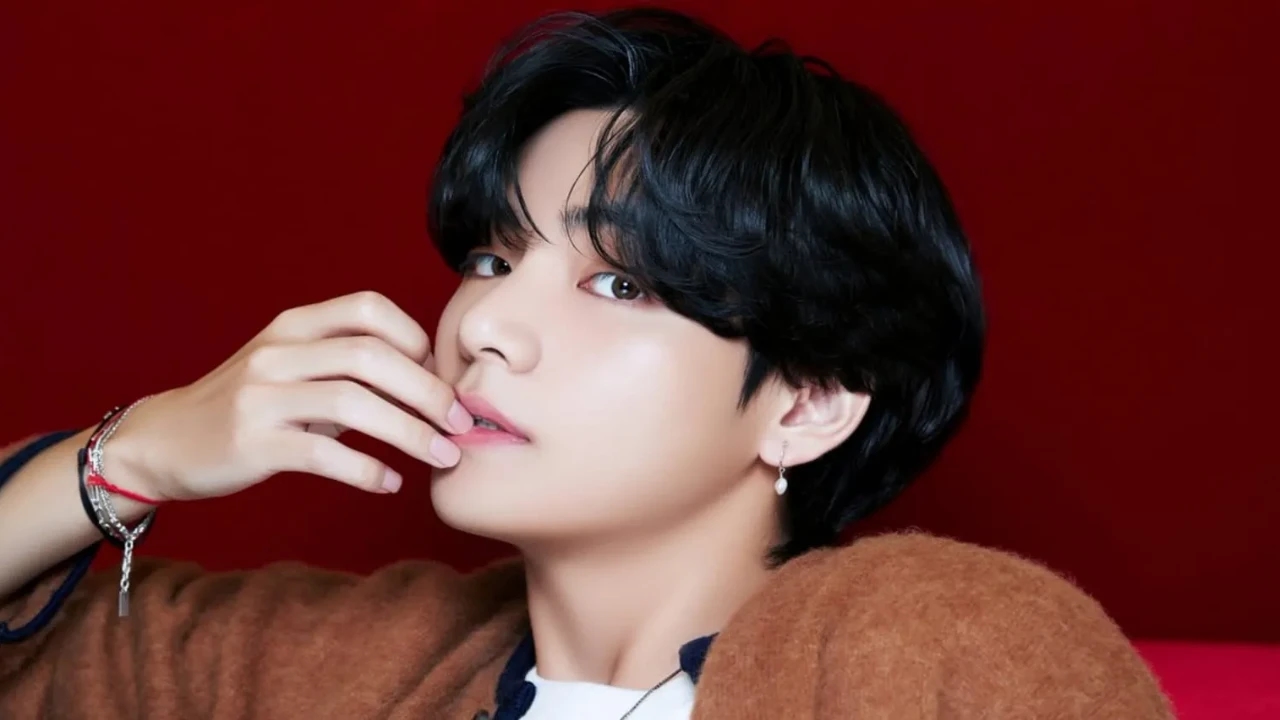 Are BTS V's opportunities being 'blocked' by HYBE? Fans slam staff's 'unprofessional' action during Paris visit