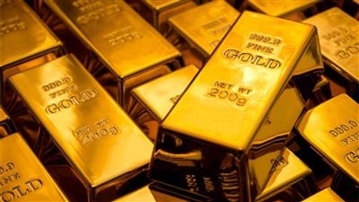 الذهب يتراجع متأثراً بالتقدم في اتفاقات التجارة وتمديد مهلة الرسوم الجمركية