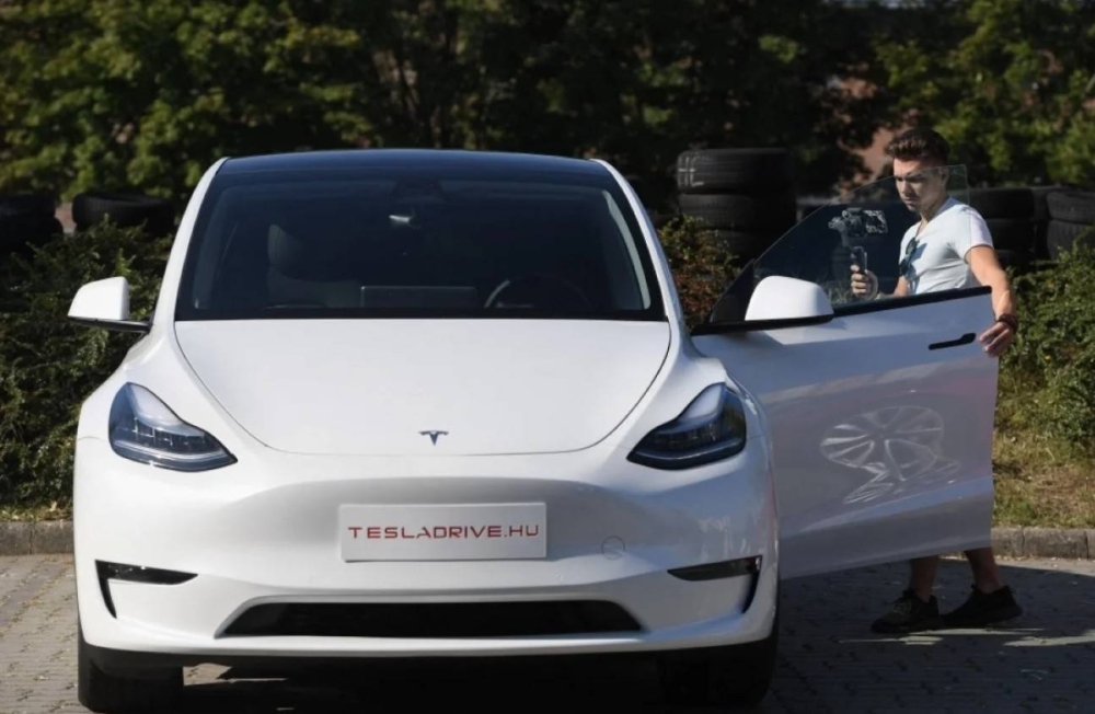 France orders Tesla to end ‘deceptive practices'