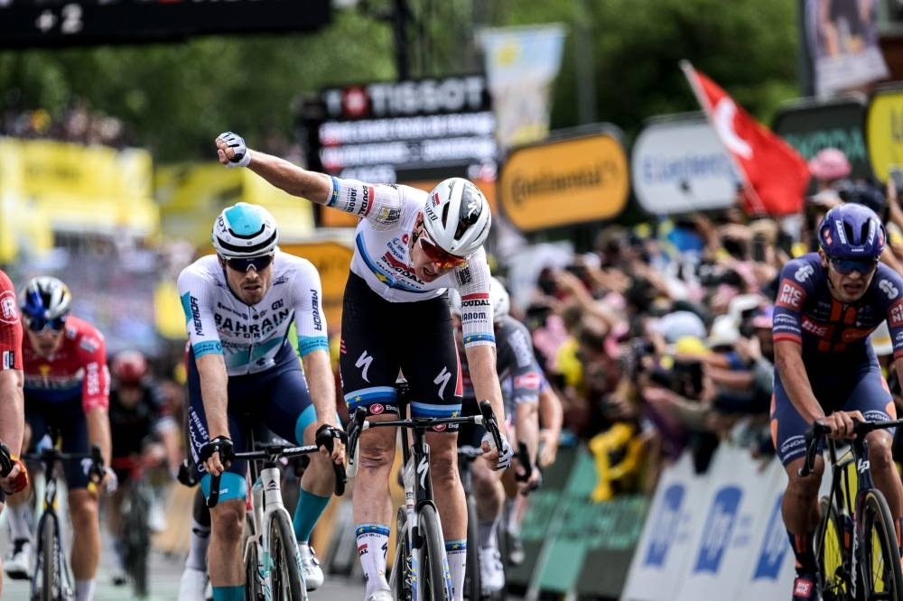 Merlier claims photo finish win in Tour de France crash-strewn stage three
