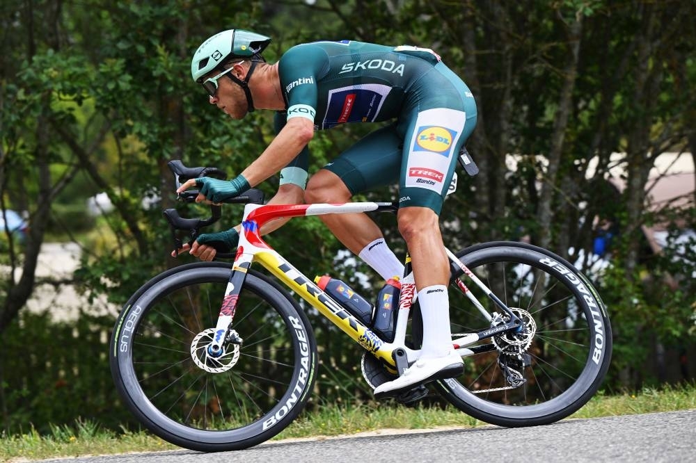 Milan avoids crash to strengthen grip on Tour de France green jersey