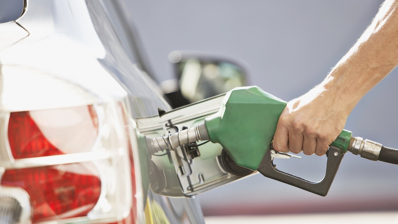 How are fluctuating oil prices affecting motorists at the pumps?