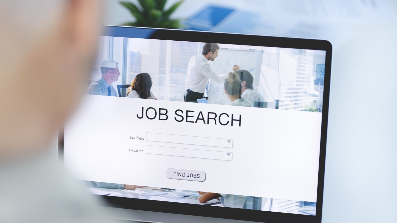 Decline in job vacancies in second quarter of year