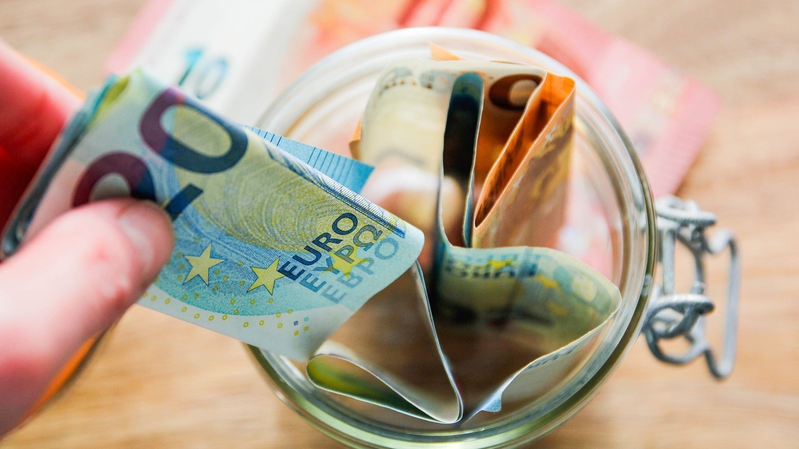Less people saving, more worried about global recession