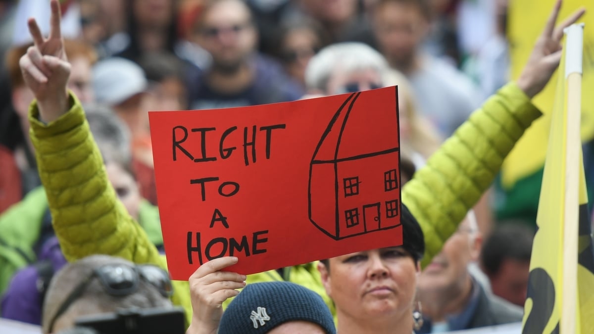 Opposition puts pressure on Government over housing