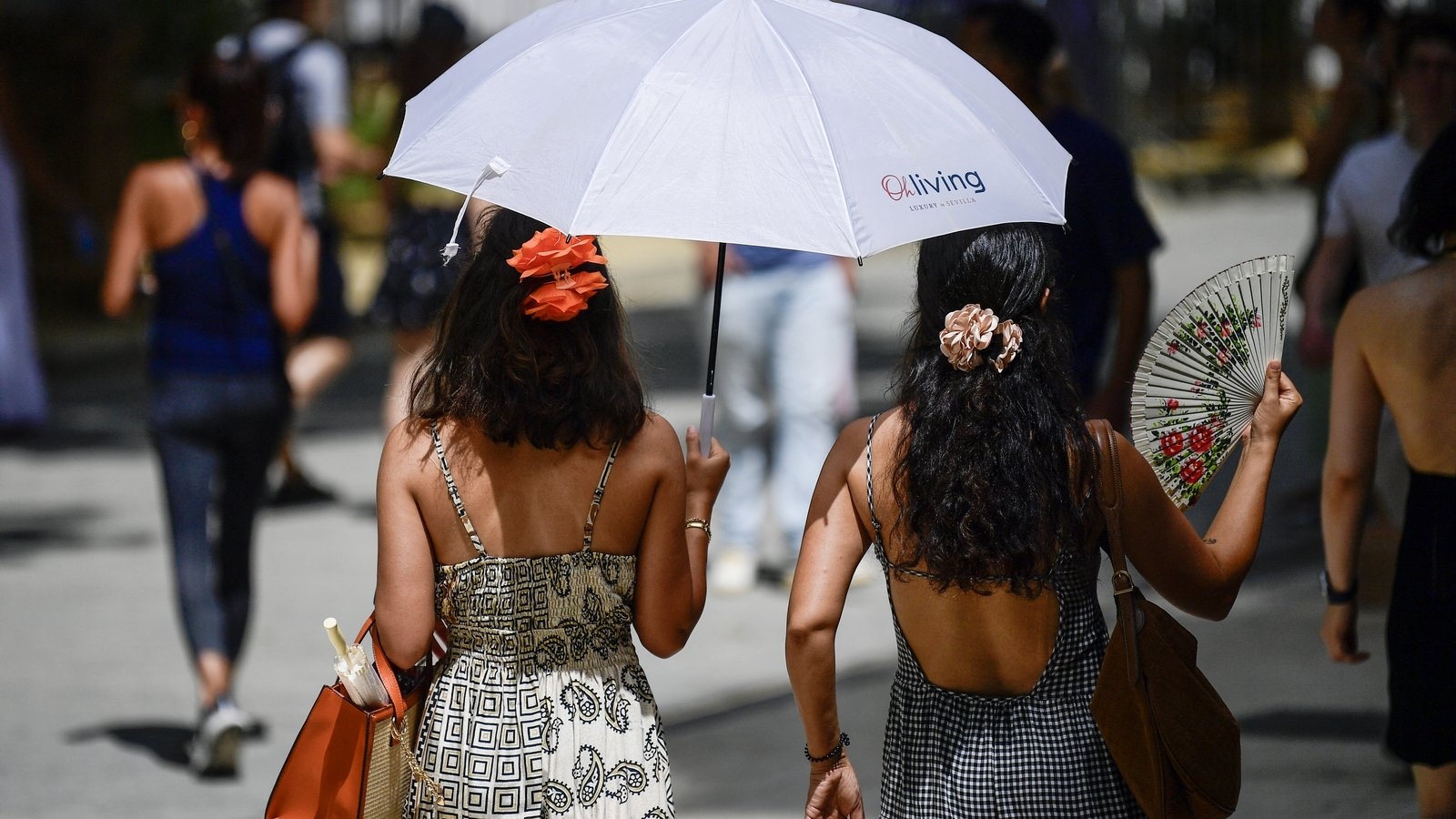 Heatwave warning for tourist hotspots amid highs of 40C
