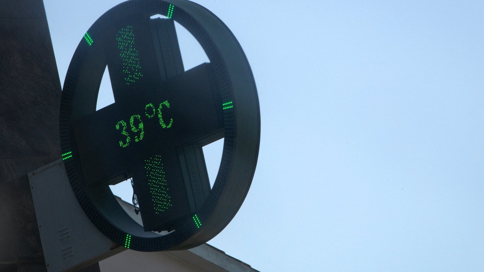 Health warnings as temperatures soar in southern Europe