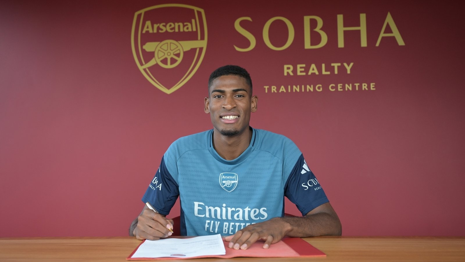 Big spending Arsenal sign Cristhian Mosquera from Valencia