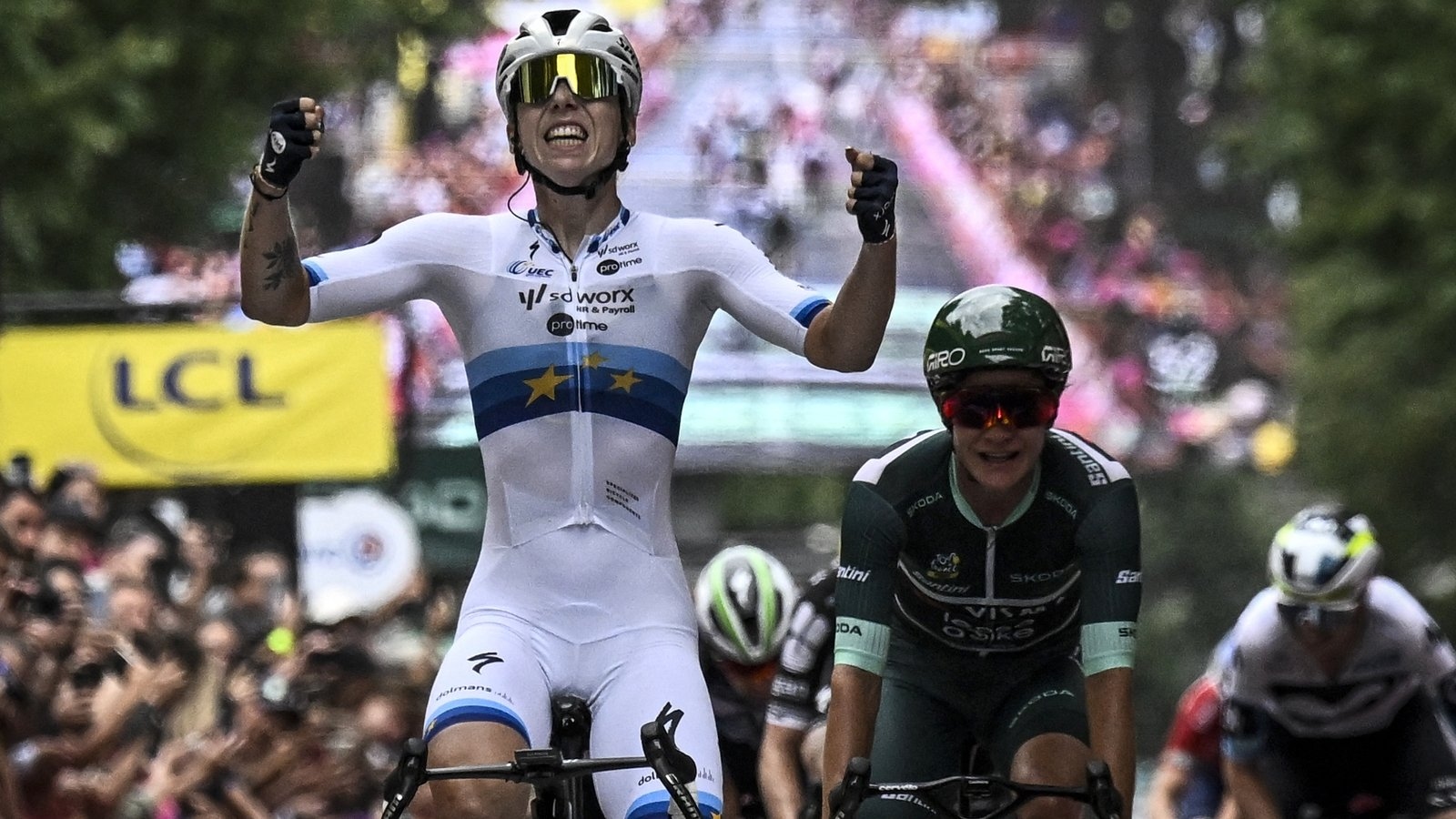 Lorena Wiebes wins chaotic Tour de France Femmes stage