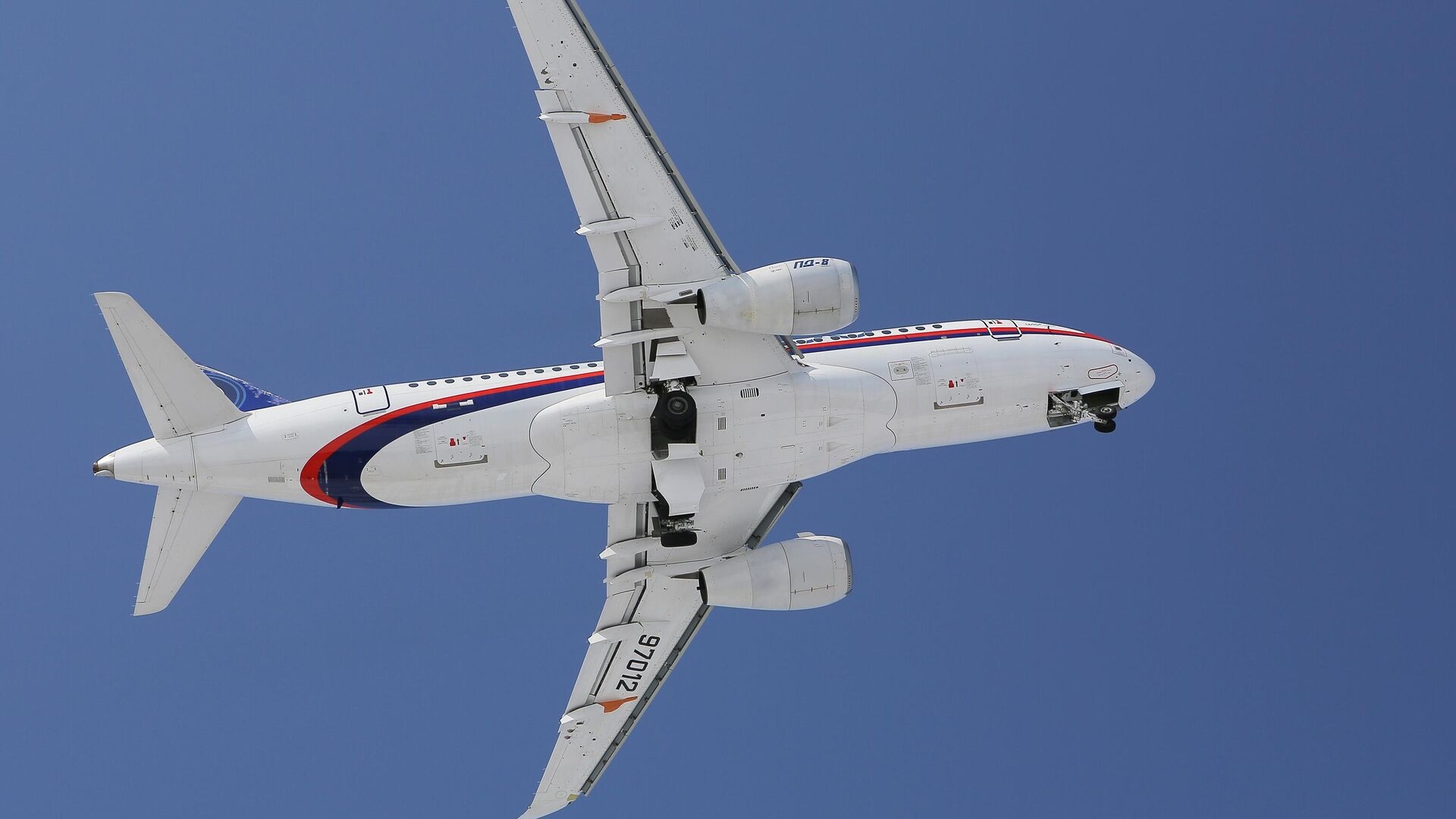 First flight of Russian Superjet with domestically-made engines