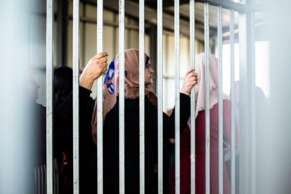 Zionist enemy continues to detain two pregnant prisoners in harsh conditions in "Damon" prison