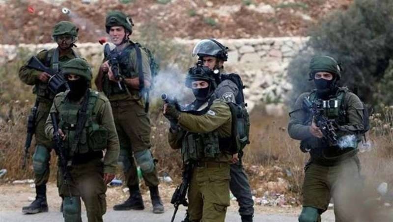 إصابة فلسطيني بقنبلة غاز وآخرون بالاختناق خلال اقتحام العدو الصهيوني بلدة الرام
