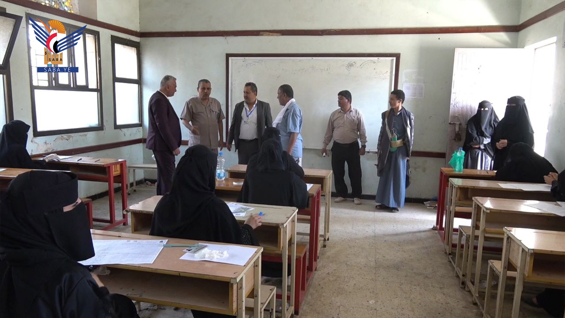 Taiz official inspects General Secondary School Examinations