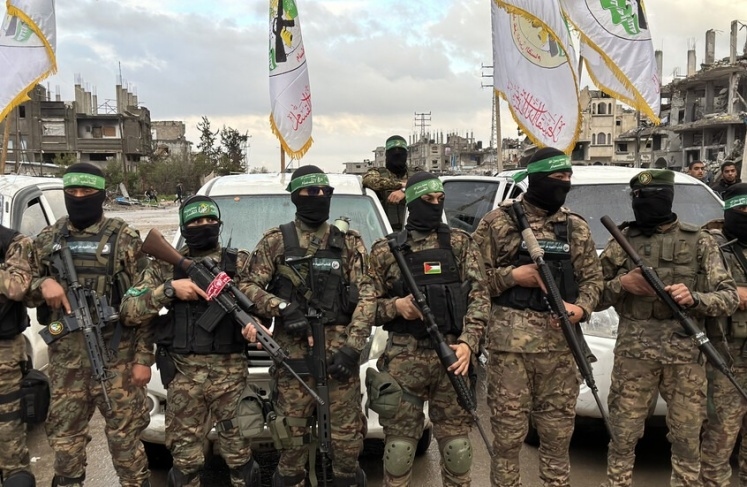 Al-Qassam destroys two Israeli APCs, detonates minefield south of Gaza