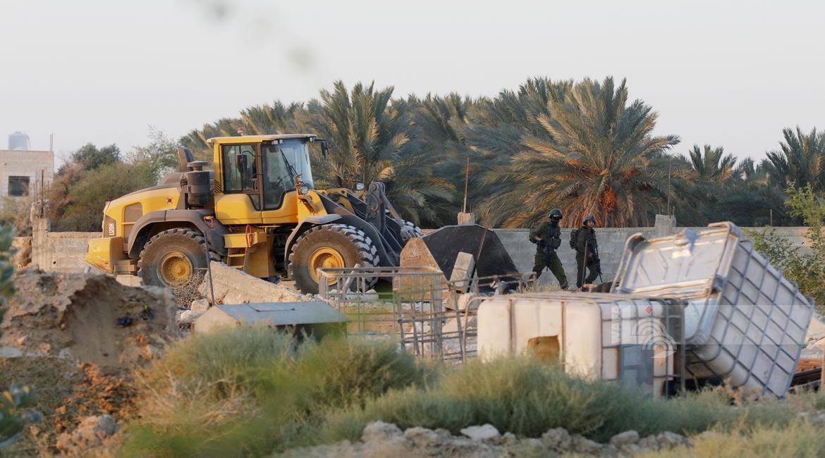 Zionist enemy hands Palestinian family demolition notice for their home
