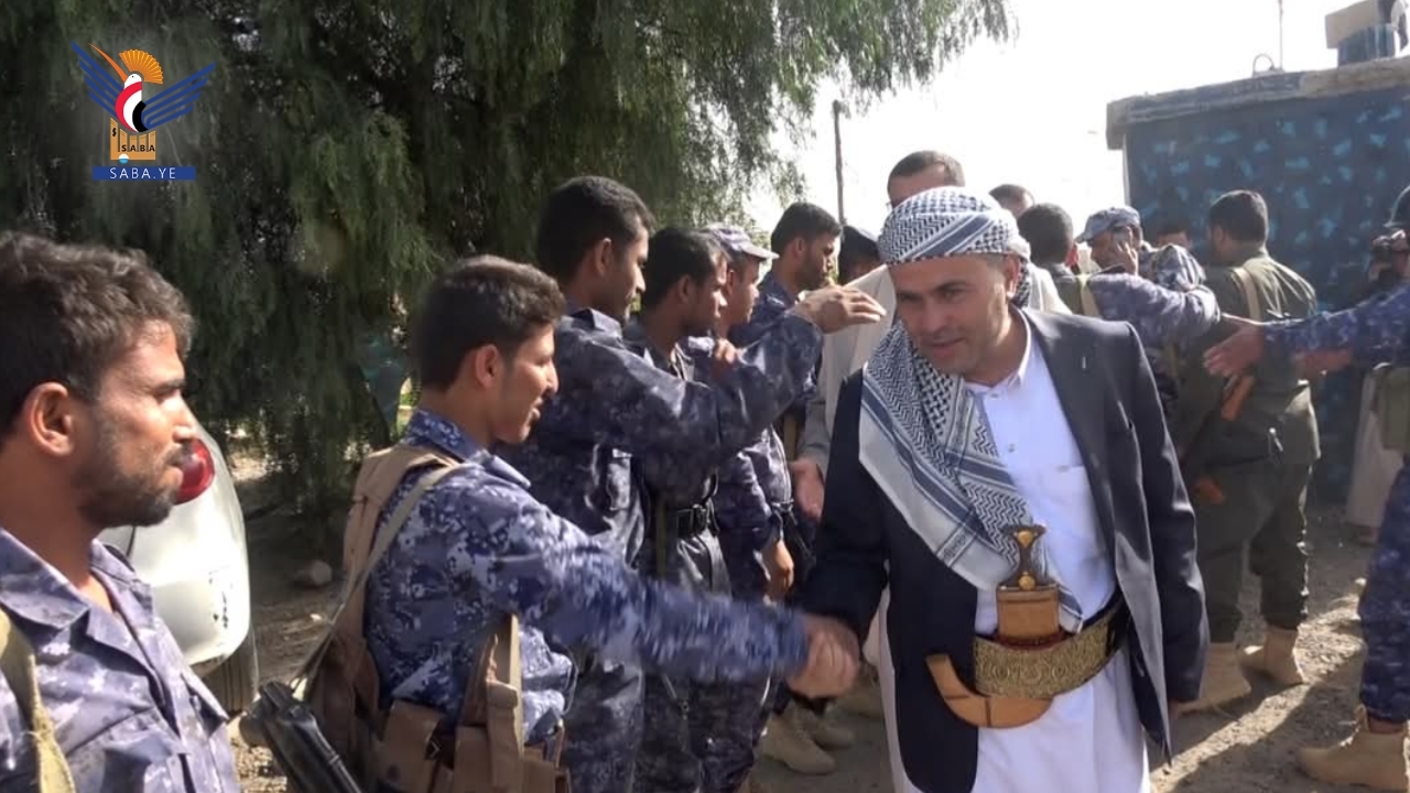 Amran governor visits security checkpoints, martyrs' cemetery for Eid