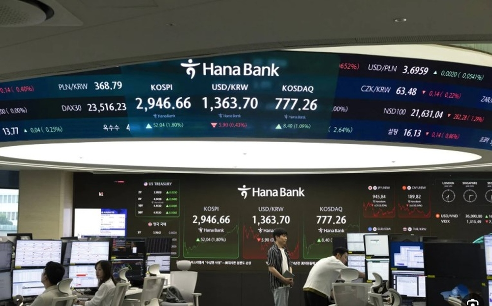 Asian stocks at start of week mix