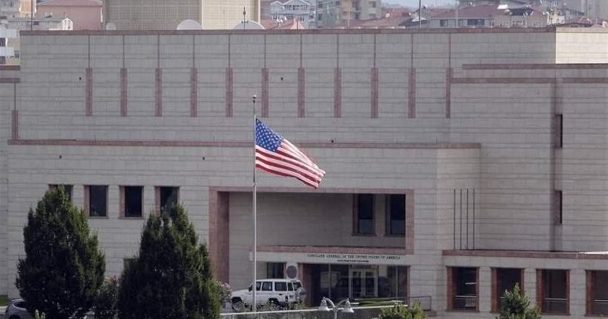 السفارة الأميركية في بيروت ترفع إجراءات مغادرة موظفيها وتحذر من السفر إلى لبنان بسبب مخاطر أمنية متعددة