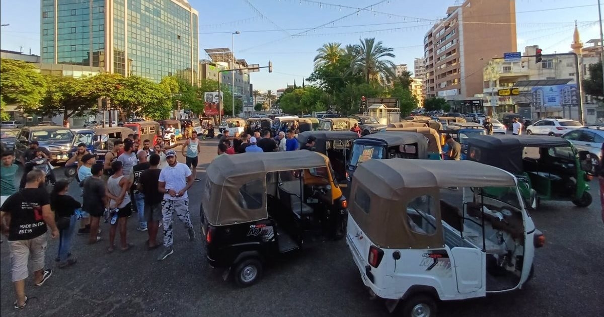 بالفيديو: إعتصام لأصحاب التوك توك في صيدا وقطع الطريق لبعض الوقت إحتجاجاً على القرار الذي يحظّر عليهم نقل الركاب