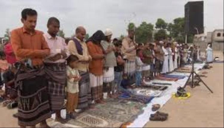 وكيل محافظة أبين يؤدي صلاة عيد الأضحى بملعب زنجبار