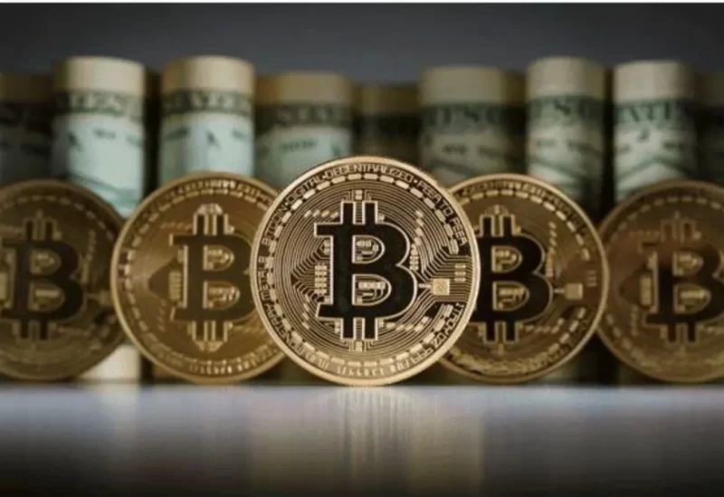 بيتكوين تواصل الصعود والدولار يستقر قرب ذروته قبل اجتماع الفيدرالي