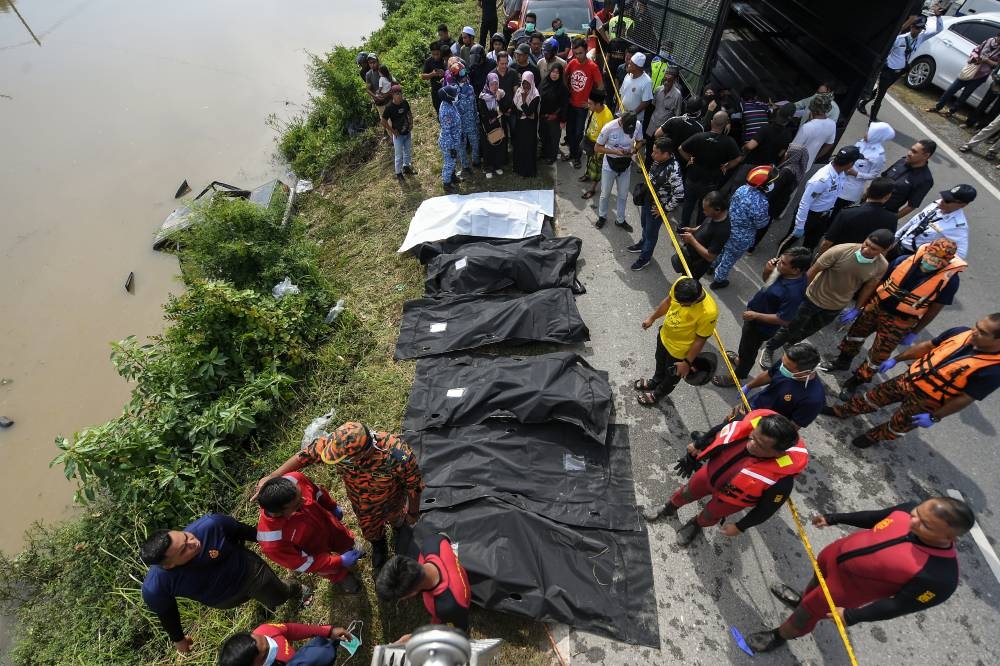 Relative confirms identities of family of six found dead in submerged car