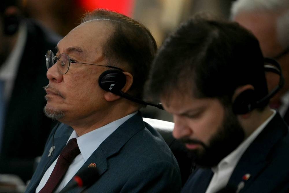 Anwar slams tariffs as regional meet starts