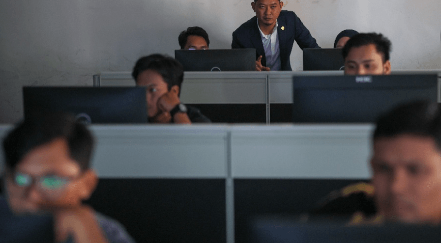 Recognise ‘text neck' syndrome as an occupational disease, says expert