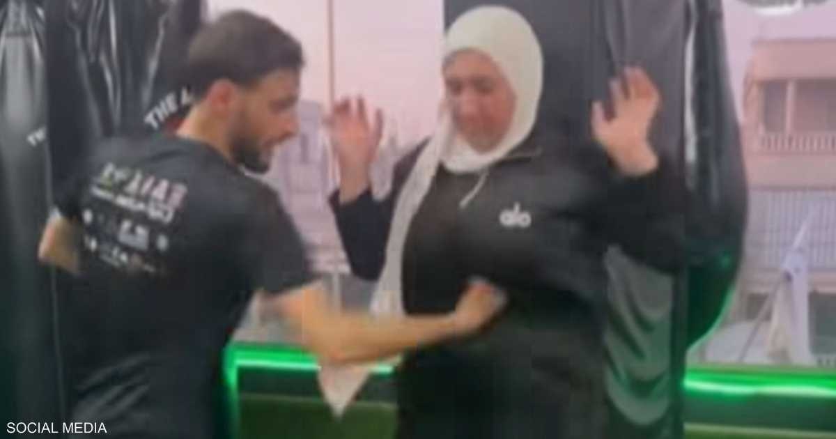 فيديو لمدرب يوجه لكمات قوية لفتيات يثير جدلا في لبنان