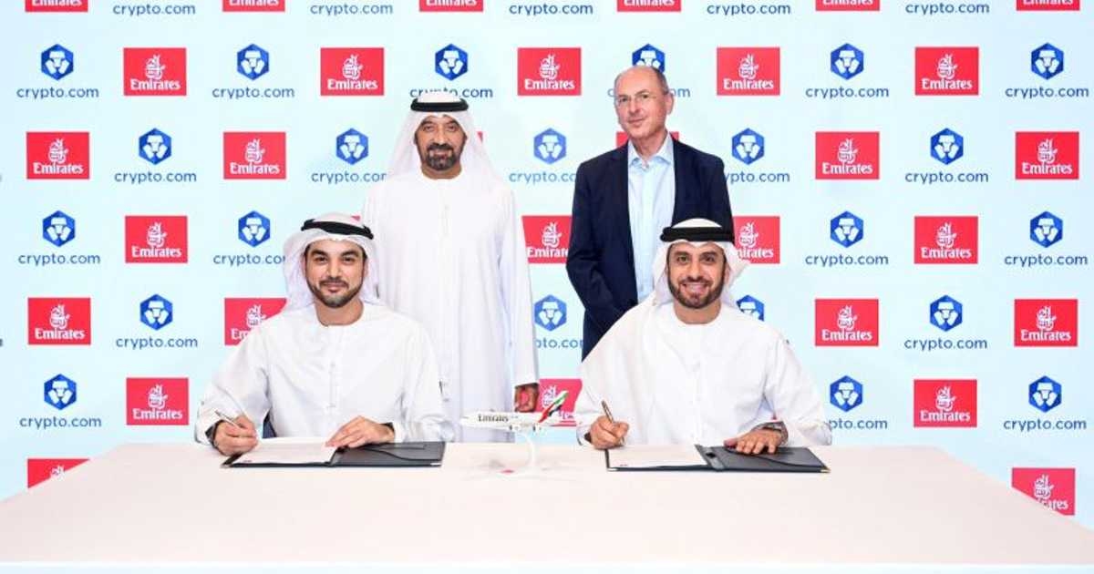 طيران الإمارات تمهد لحلول دفع مشفرة بالتعاون Crypto.com
