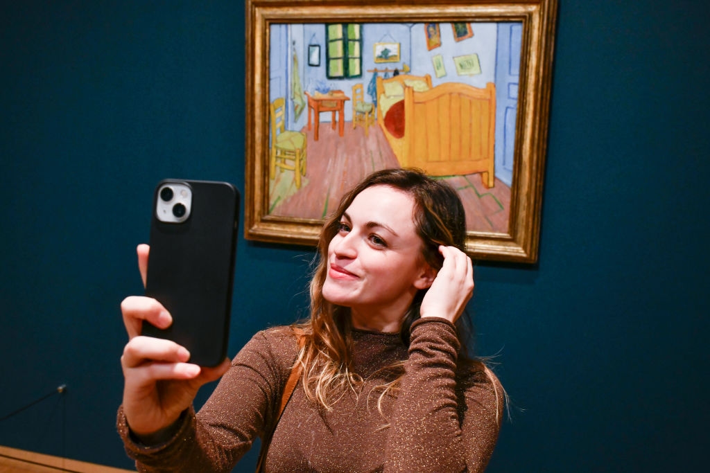 What's wrong with taking selfies in galleries?
