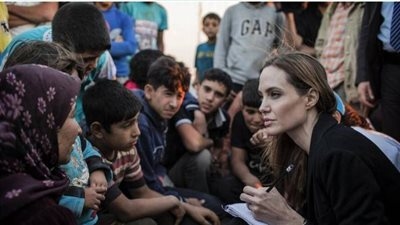 مشاهير في خدمة الإنسانية..  نجوم يضيئون حياة الفقراء والضحايا حول العالم