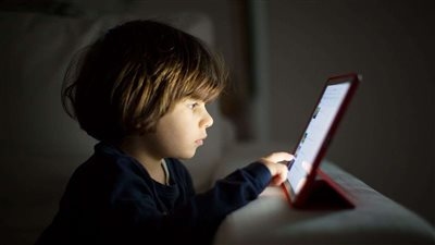 دراسة تحذر: الإفراط في استخدام الأطفال الهواتف المحمولة يؤثر على نمو الدماغ والذكاء