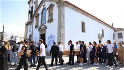 لاعبو ليفربول يشاركون في جنازة ديجو جوتا في بلدة غوندومار البرتغالية
