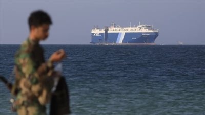 «تصعيد بحري خطير».. مقتل شخصين جراء هجوم حوثي على سفينة في البحر الأحمر