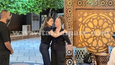 بالصور.. انهيار الفنانة هبة عبدالغني في عزاء والدتها