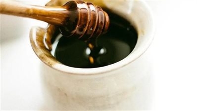 فوائد العسل الأسود الصحية.. كنز طبيعي لا يُقدّر بثمن